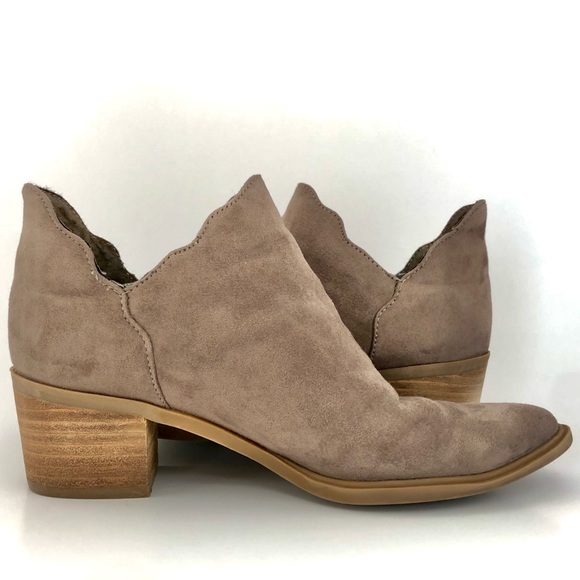 Betsey Johnson Taupe Suede Ankle Boots, size 6M - Picture 5 of 8